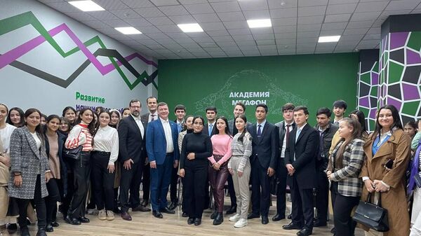 Замглавы Россотрудничества пообщался с таджикскими студентами о дипломатии - Sputnik Таджикистан