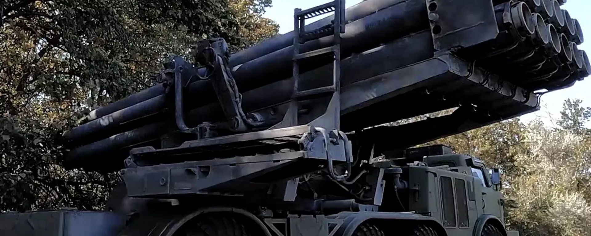 Военные показали парные удары Ураганами по объектам ВСУ ― видео - Sputnik Тоҷикистон, 1920, 11.11.2022