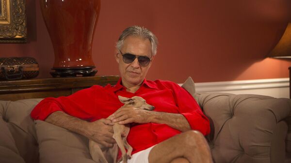 Итальянский тенор Андреа Бочелли со своей собакой Катариной во время интервью в его доме, штат Флорида - Sputnik Тоҷикистон