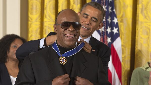 Барак Обама награждает музыканта Стиви Уандер Президентской медалью Свободы в Вашингтоне - Sputnik Таджикистан