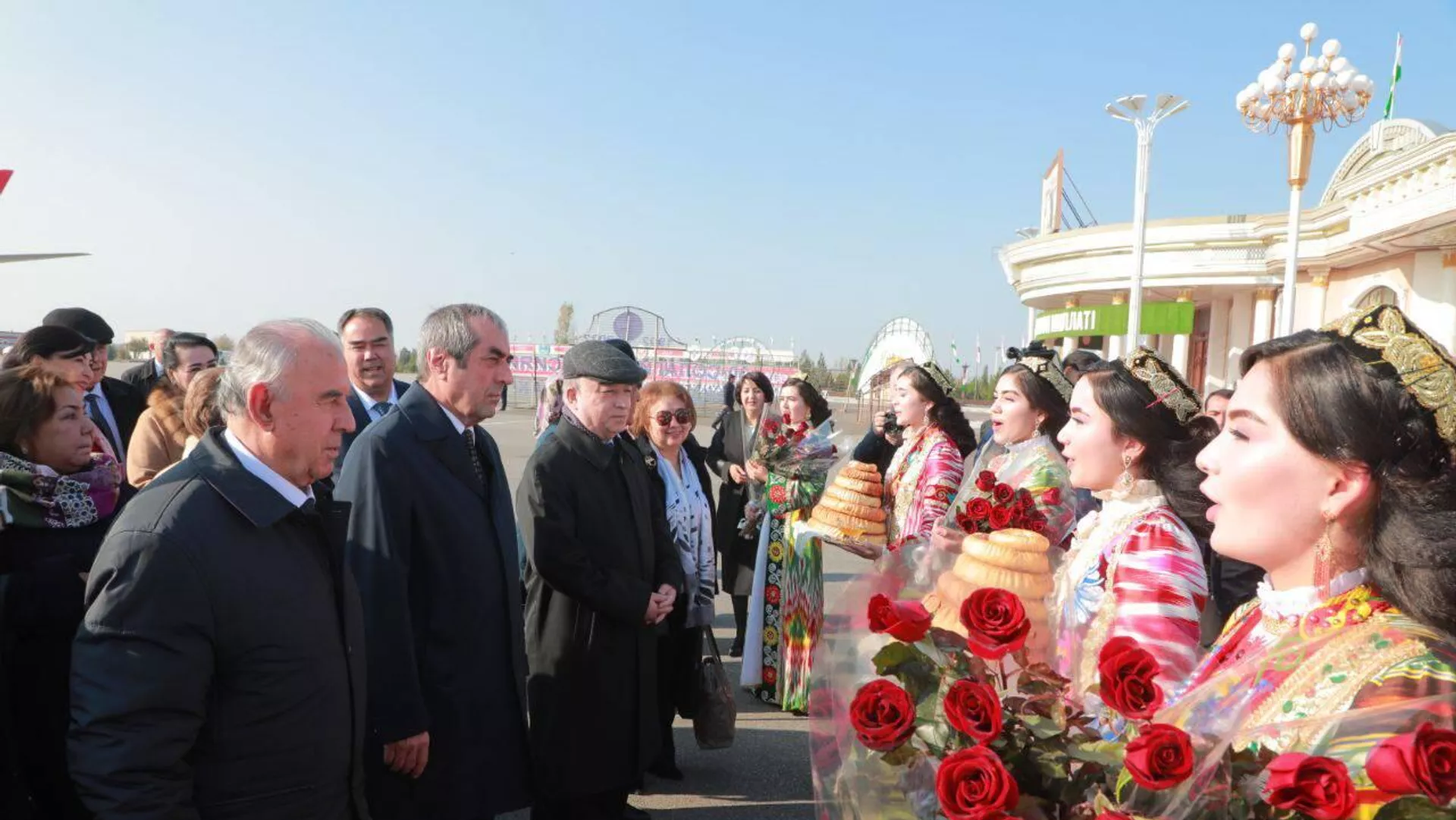 Ҳайат ходимони давлативу ҷамъиятӣ дар фурудгоҳи Хуҷанд
