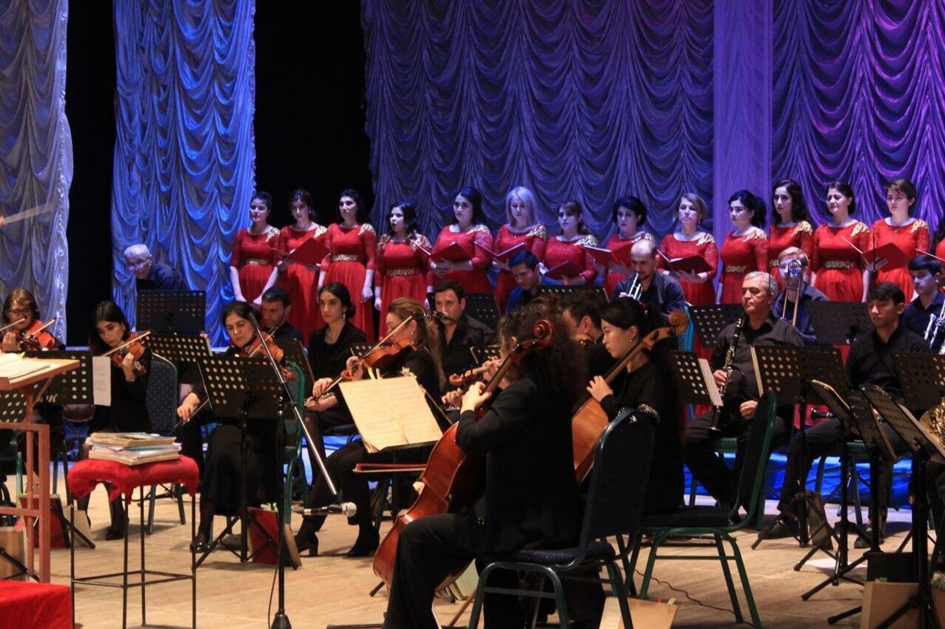 Музыканты и хор на сцене Театра оперы и балета имени Айни - Sputnik Таджикистан, 1920, 11.11.2022