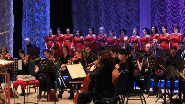 Музыканты и хор на сцене Театра оперы и балета имени Айни - Sputnik Таджикистан
