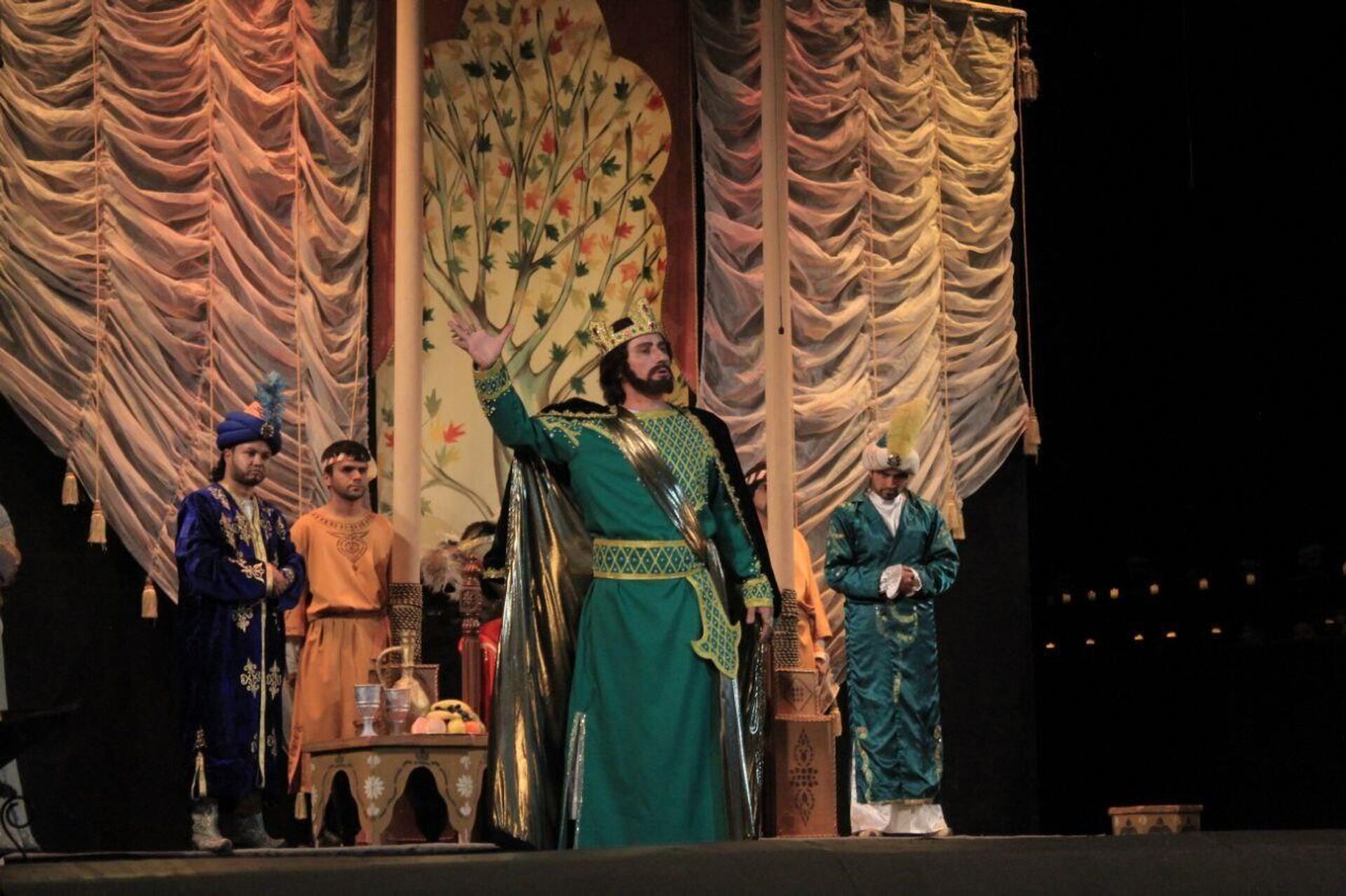 Актеры на сцене Театра оперы и балета имени Айни - Sputnik Таджикистан, 1920, 11.11.2022