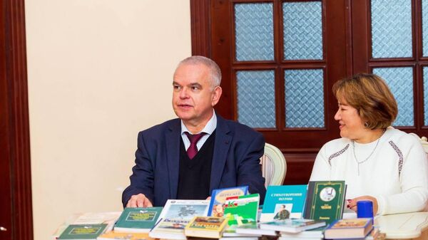 Россотрудничество передало школам столицы Таджикистана 2 тыс книг - Sputnik Таджикистан