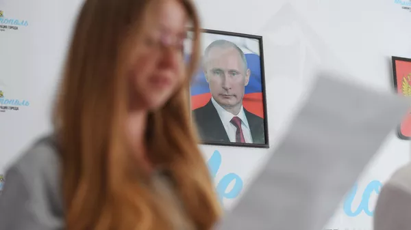 Девушка зачитывает присягу гражданина РФ при получении российского паспорта. - Sputnik Тоҷикистон