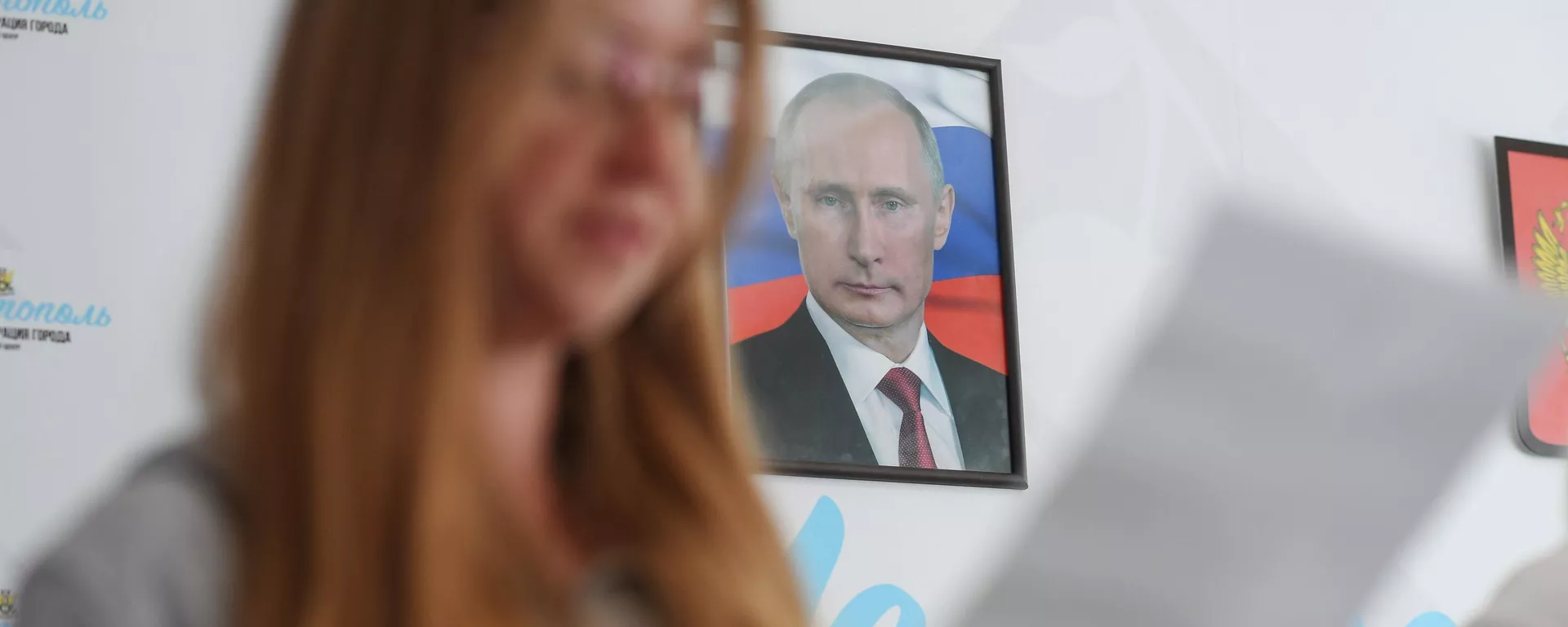 Девушка зачитывает присягу гражданина РФ при получении российского паспорта. - Sputnik Тоҷикистон, 1920, 13.11.2022
