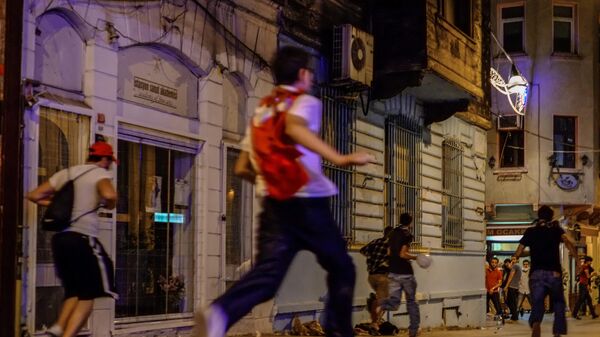 Люди бегут в Стамбуле. - Sputnik Таджикистан