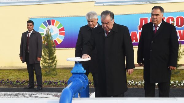 Эмомали Рахмон открывает резервуар сети питьевого водоснабжения в Бустоне - Sputnik Таджикистан