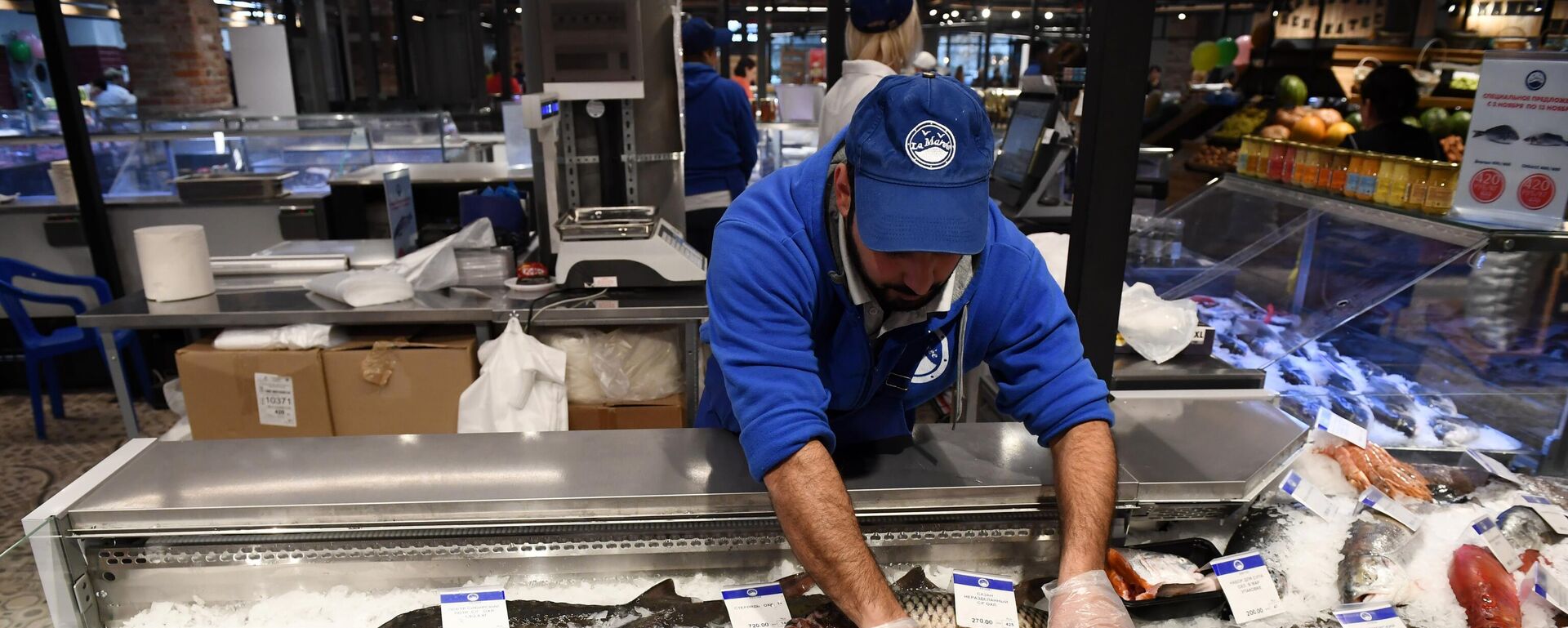 Рыба на прилавке торгового ряда  - Sputnik Тоҷикистон, 1920, 28.10.2025