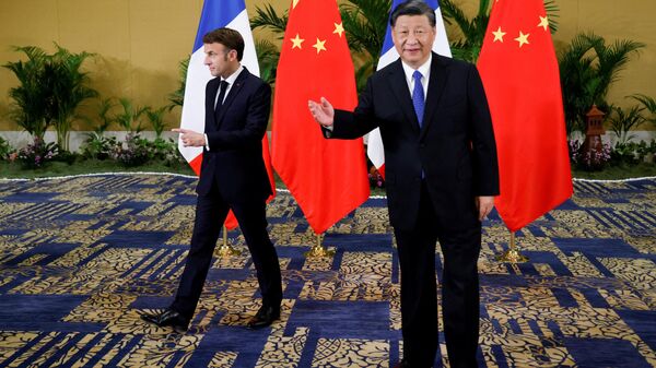 Президент Франции Эммануэль Макрон и председатель КНР Си Цзиньпин на саммите G20 в Индонезии  - Sputnik Тоҷикистон