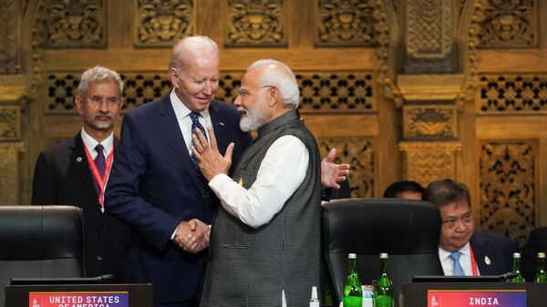 Президент США Джо Байден и премьер-министр Индии Нарендра Моди на саммите G20 в Индонезии  - Sputnik Тоҷикистон