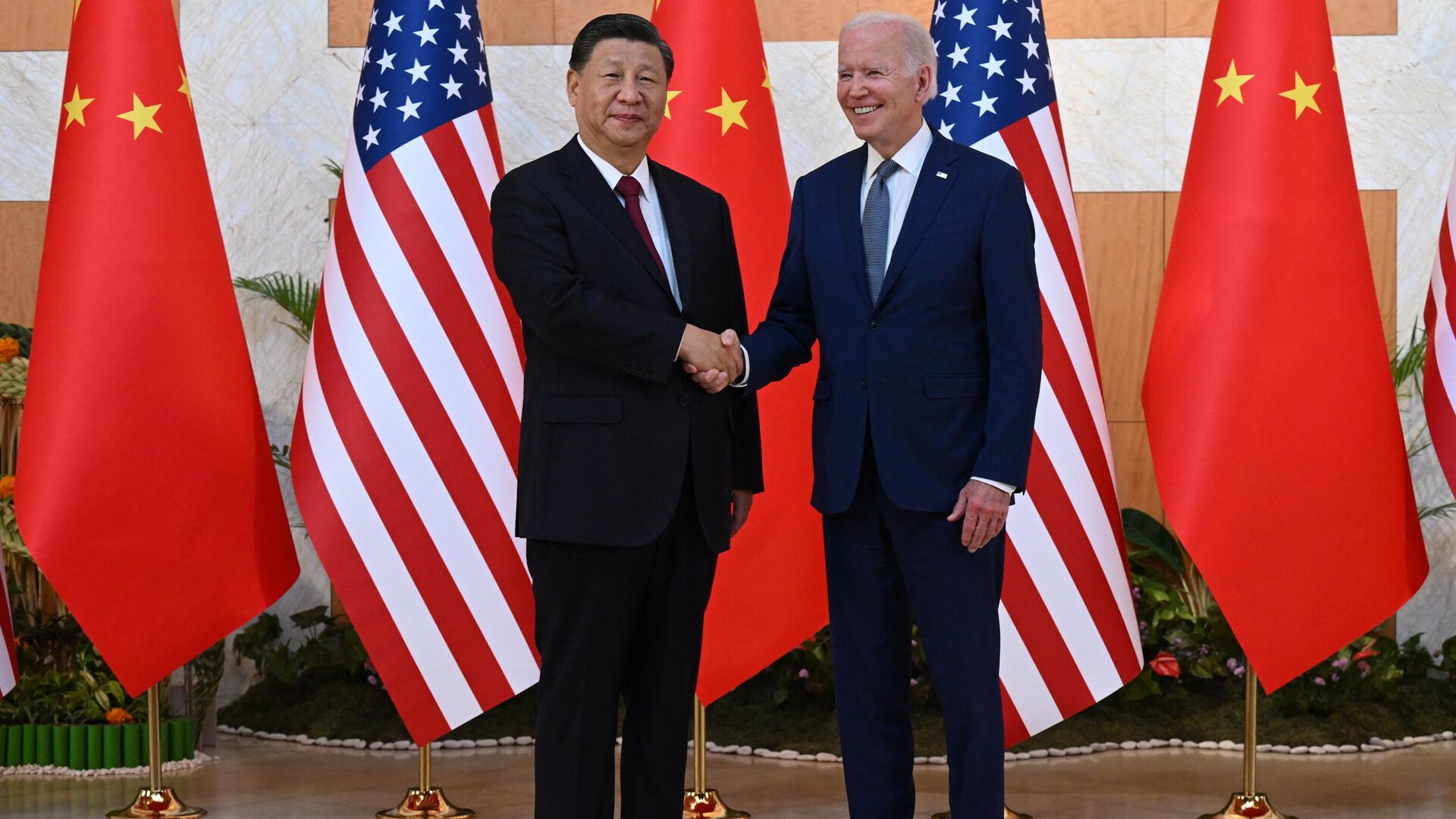 Президент США Джо Байден (справа) и председатель Китая Си Цзиньпин (слева) встречаются на полях саммита G20  - Sputnik Тоҷикистон, 1920, 31.10.2023