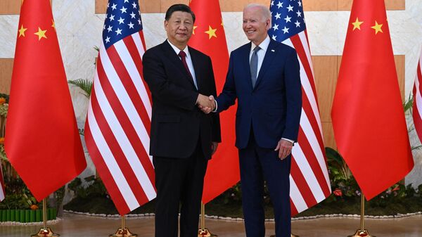 Президент США Джо Байден (справа) и председатель Китая Си Цзиньпин (слева) встречаются на полях саммита G20  - Sputnik Таджикистан