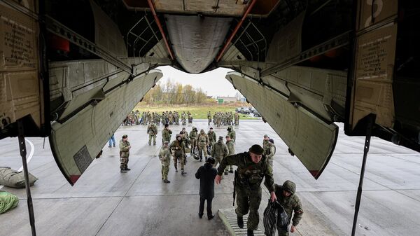 Отправка мобилизованных военнослужащих в зону СВО с аэродрома Чкаловск - Sputnik Таджикистан