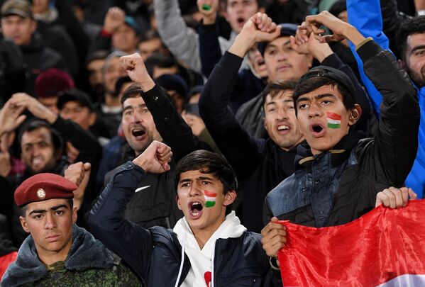 Болельщики сборной Таджикистана поддерживали свою команду громкими возгласами. - Sputnik Таджикистан