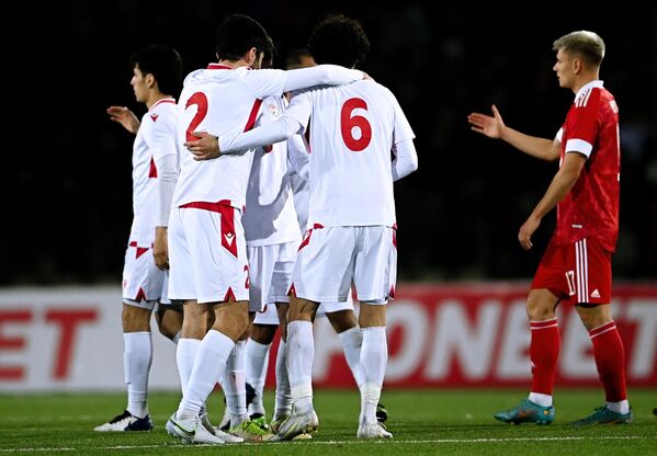 Сразу после матча, который окончился со счетом 0:0, игроки обеих сборных поблагодарили друг друга за встречу. - Sputnik Таджикистан