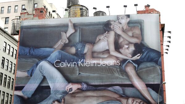 Реклама джинсов Calvin Klein на главном перекрестке в Нью-Йорке,  2009 год - Sputnik Таджикистан