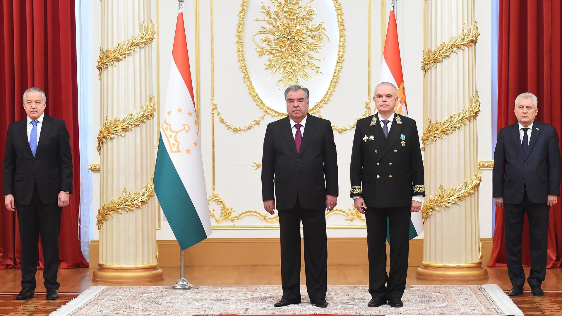 Президент Таджикистана Эмомали Рахмон и посол РФ в Республике Семен Григорьев - Sputnik Таджикистан, 1920, 21.11.2022