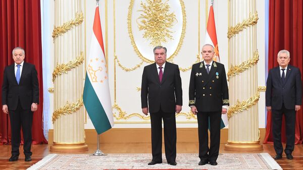 Президент Таджикистана Эмомали Рахмон и посол РФ в Республике Семен Григорьев - Sputnik Таджикистан