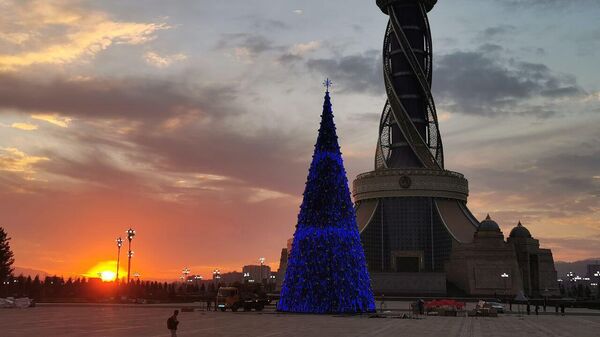 Новогодняя елка на столичной площадке Истиклол - Sputnik Таджикистан