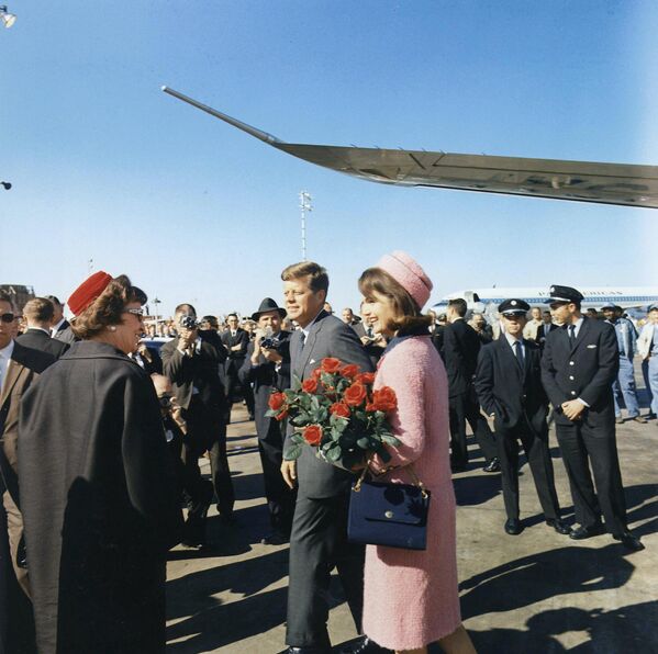 Президент Джон Ф. Кеннеди с супругой Жаклин прибыл в аэропорт Далласа Лав Филд (США, штат Техас), где позже будет убит. - Sputnik Таджикистан