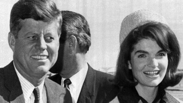 Президент Джон Ф. Кеннеди и его жена Жаклин прибывают в аэропорт Далласса, 22 ноября 1963 года - Sputnik Таджикистан