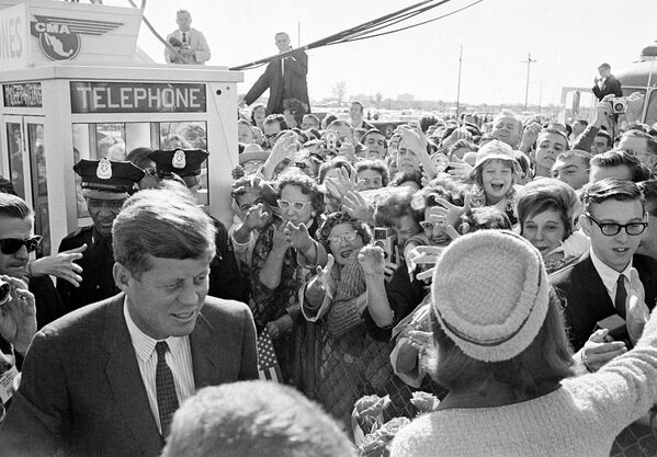 За несколько часов до убийства Джона толпа встречала чету Кеннеди восторженными криками. - Sputnik Таджикистан