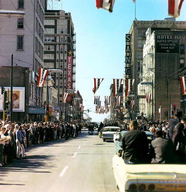 Фото Сесила Стафтона с изображением президентского кортежа на Гриффин-стрит, Даллас, Техас,  в ноябре 1963-го. - Sputnik Таджикистан