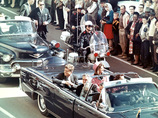 Супруги Кеннеди в лимузине, проезжающем по главной улице за несколько минут до убийства.  - Sputnik Таджикистан