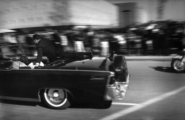 Лимузин со смертельно раненым Кеннеди мчится к больнице сразу после трагедии. - Sputnik Таджикистан
