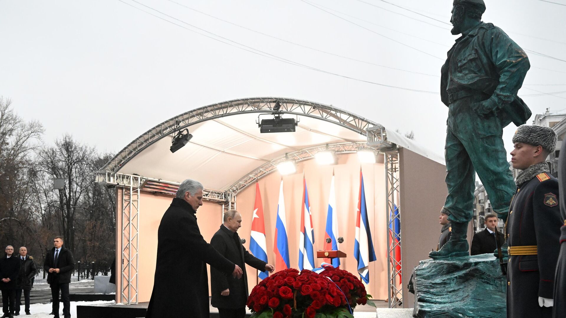 Президенты России и Кубы В. Путин и М. Диас-Канель приняли участие в открытии памятника Фиделю Кастро - Sputnik Таджикистан, 1920, 24.11.2022