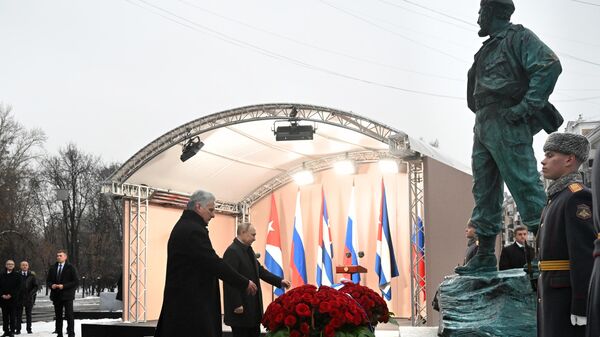 Президенты России и Кубы В. Путин и М. Диас-Канель приняли участие в открытии памятника Фиделю Кастро - Sputnik Таджикистан