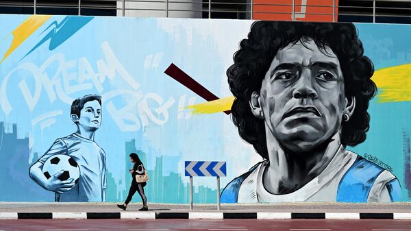 Граффити с изображением Диего Марадоны к ЧМ-2022 по футболу  - Sputnik Таджикистан