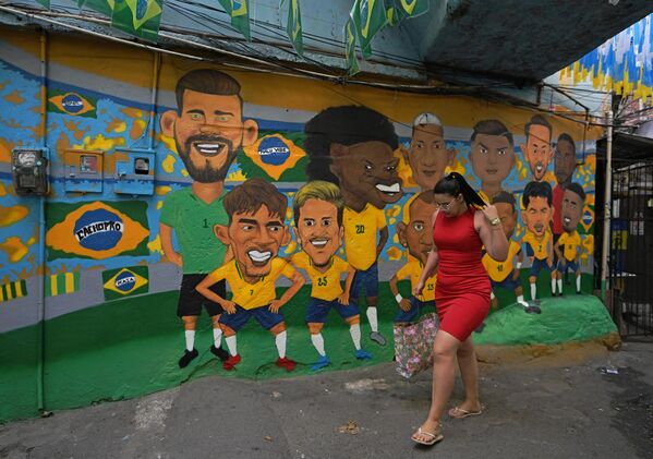 Есть также фреска с изображением сборной Бразилии по футболу. - Sputnik Таджикистан