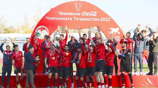 Истиклолу вручен кубок и золотые медали за победу в чемпионате Таджикистана 2022 - Sputnik Таджикистан