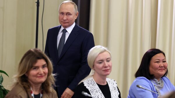 Президент РФ В. Путин встретился с матерями военнослужащих - участников СВО - Sputnik Таджикистан