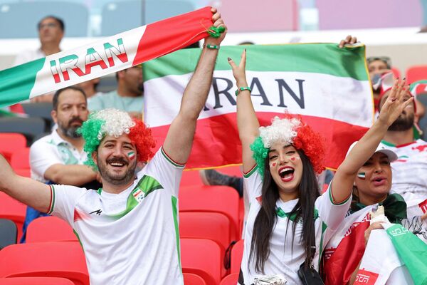 Иранские болельщики приветствуют свою команду на World Cup Group 2022, перед матчем Уэльса и Ирана на стадионе Ахмад бин Али в Аль-Райяне. - Sputnik Таджикистан