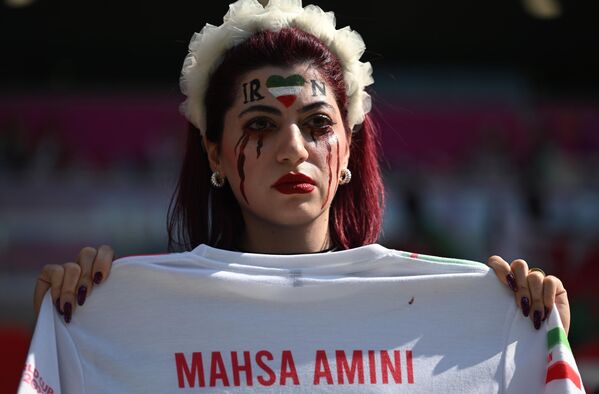 Болельщица Ирана перед началом матча группового этапа чемпионата мира по футболу между сборными Уэльса и Ирана - Sputnik Таджикистан