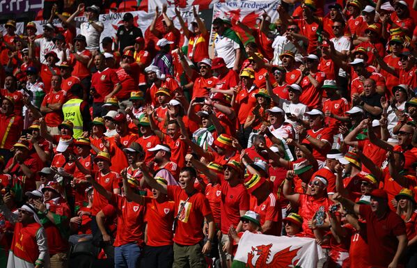 Болельщики Уэльса перед началом матча группового этапа чемпионата мира по футболу между сборными Уэльса и Ирана - Sputnik Таджикистан