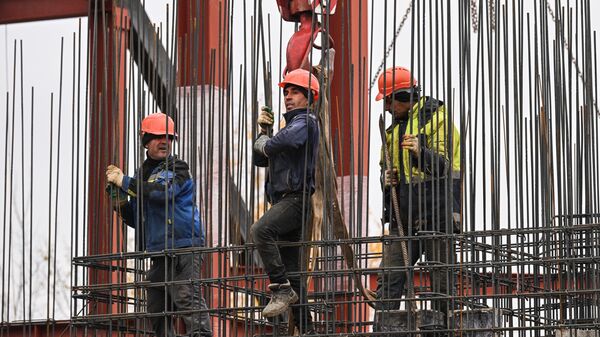 Рабочие во время ремонтно-строительных работ в Москве, архивное фото - Sputnik Тоҷикистон
