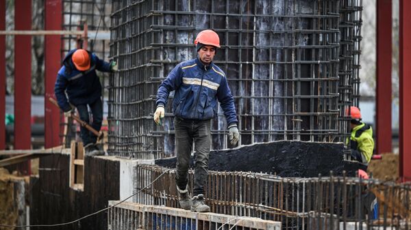 Рабочие во время ремонтно-строительных работ в Москве, архивное фото - Sputnik Таджикистан