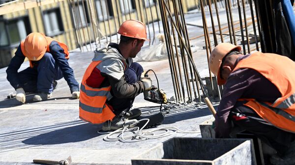 Рабочие на строительстве жилого комплекса Бригантина в Долгопрудном, архивное фото - Sputnik Тоҷикистон