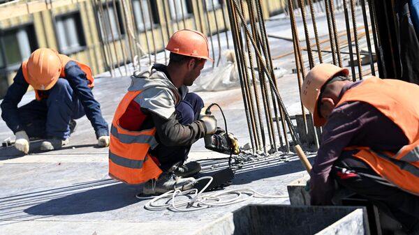 Рабочие на строительстве жилого комплекса. Архивное фото - Sputnik Тоҷикистон