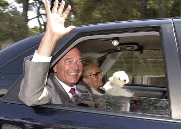 Глава Франции Жак Ширак отправляется в отпуск с женой и собакой - мальтийской болонкой Сумо. - Sputnik Таджикистан