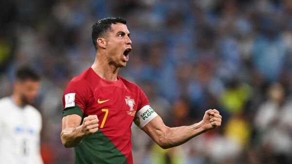 Игрок сборной Португалии Криштиану Роналду празднует гол в матче группового этапа чемпионата мира по футболу между сборными Португалии и Уругвая - Sputnik Таджикистан