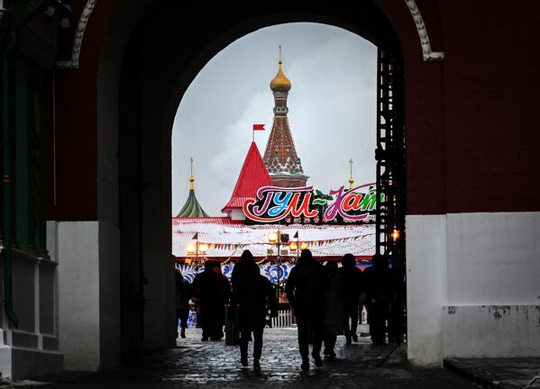 ГУМ-Каток на Красной площади в Москве открылся в 17-й раз за историю существования. - Sputnik Таджикистан