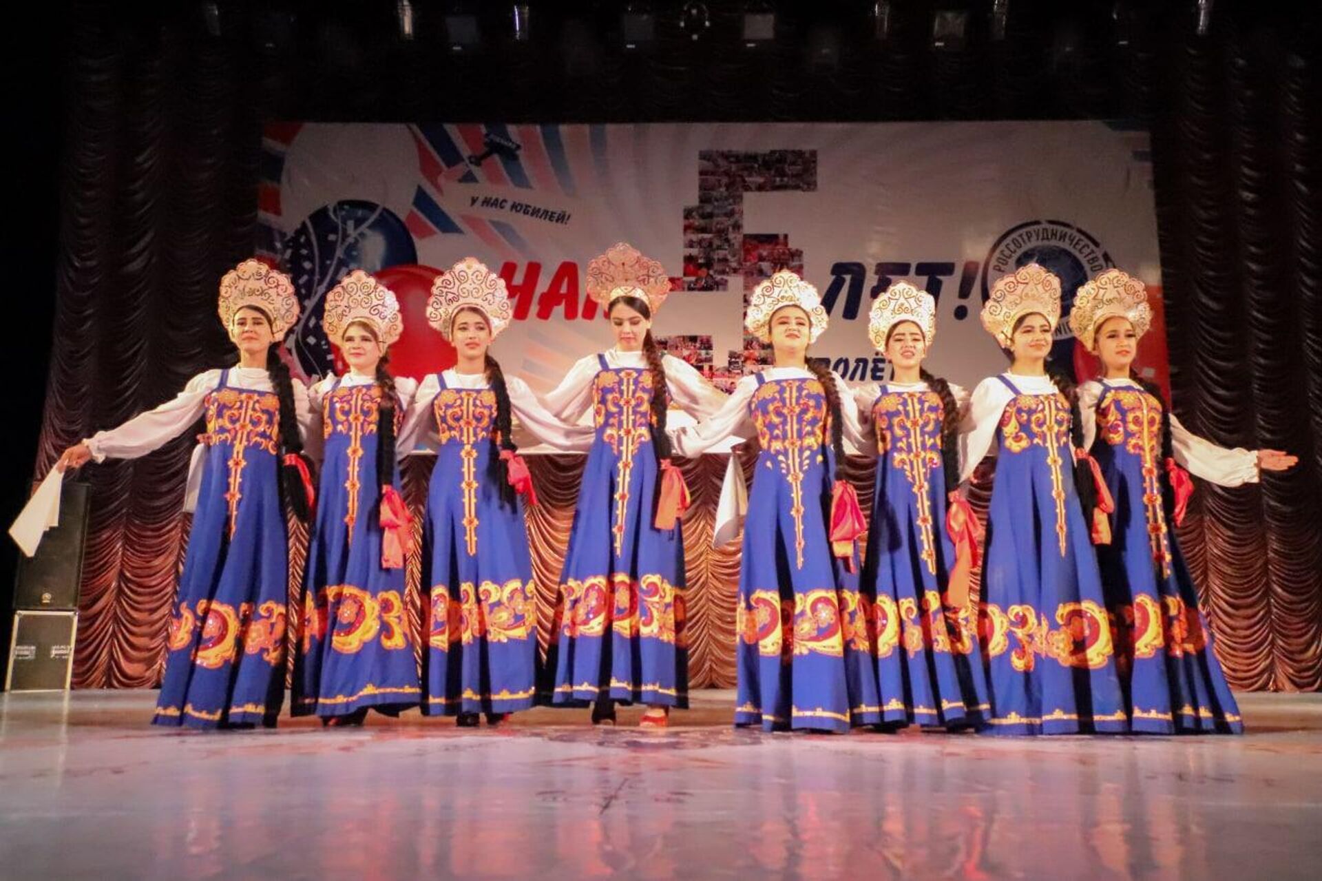 Русский дом в Ходженте отметил день рождения большим концертом - Sputnik Таджикистан, 1920, 01.12.2022