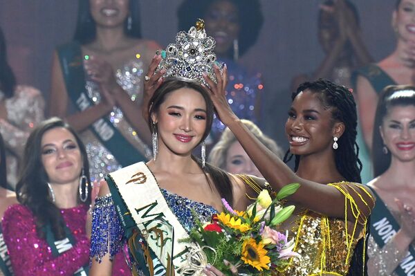 Мина Сью Чой из Южной Кореи в 2022 году стала первой представительницей этой страны, которой удалось получить титул &quot;Мисс Земля&quot;. - Sputnik Таджикистан