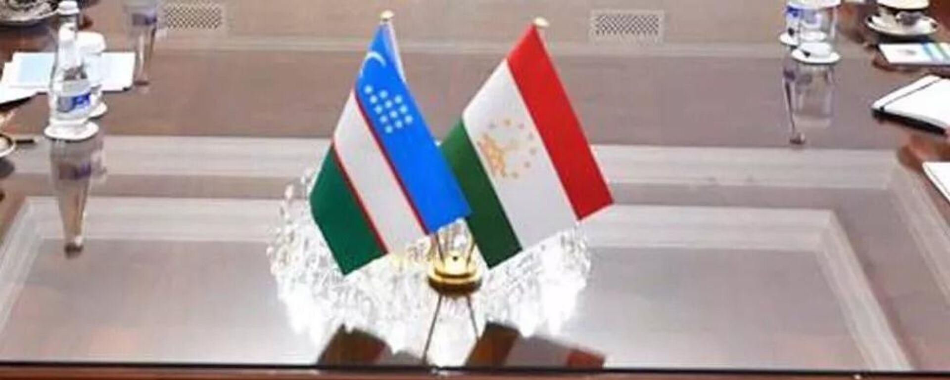 Флаги Узбекистана и Таджикистана - Sputnik Тоҷикистон, 1920, 12.01.2023